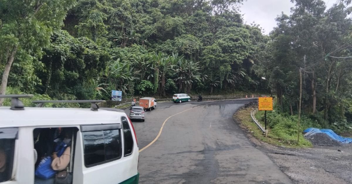 Beban Truk Proyek Diduga Picu Kerusakan Jalan di Tanjakan Baeud