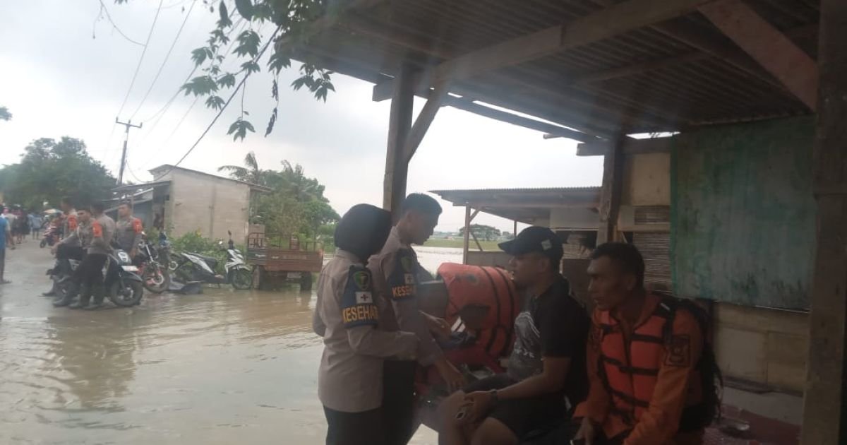 Banjir Rendam 29 Desa di Karawang, Polda Jabar Kerahkan Dapur Lapangan dan Layanan Kesehatan Warga