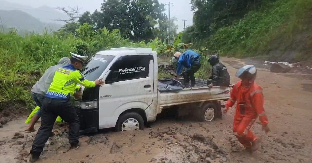 Polres Sukabumi Kerahkan Personel Gabungan Tangani Longsor Jalur Nasional Simpenan