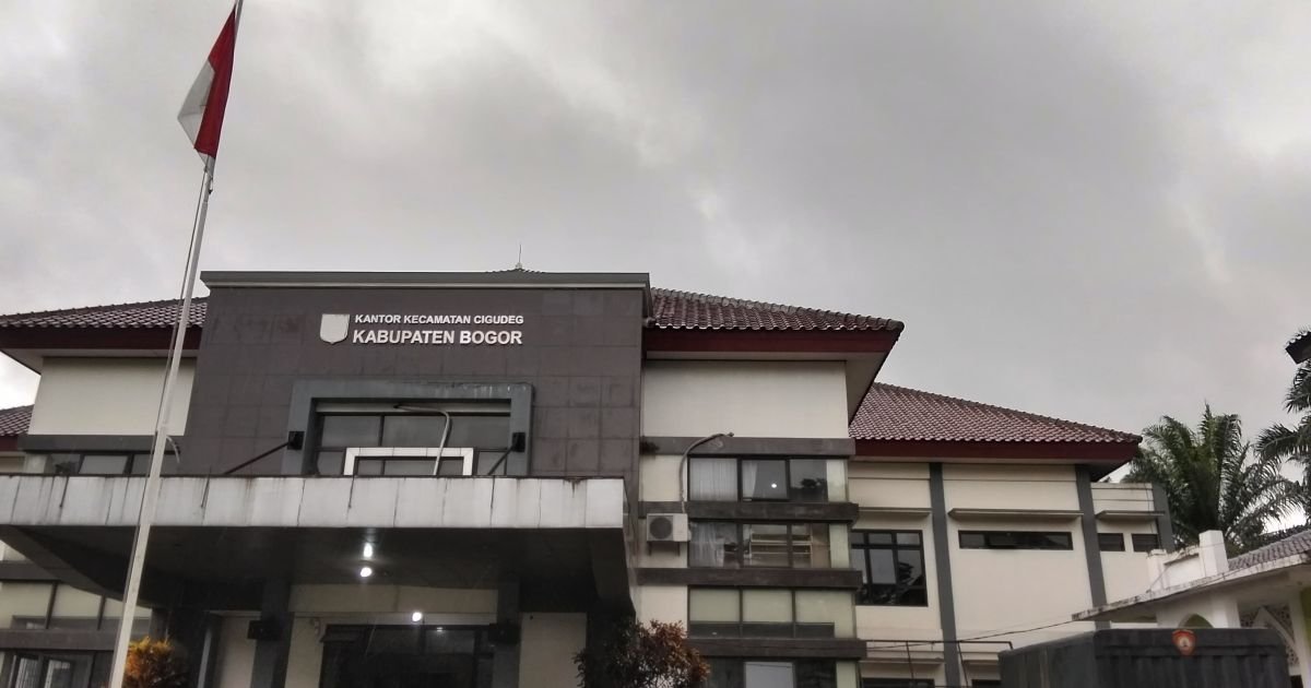 Aksi Demonstrasi Moral! Warga Terdampak Tambang Sejumlah Aparat Siaga di Halaman Kantor Kecamatan Cigudeg