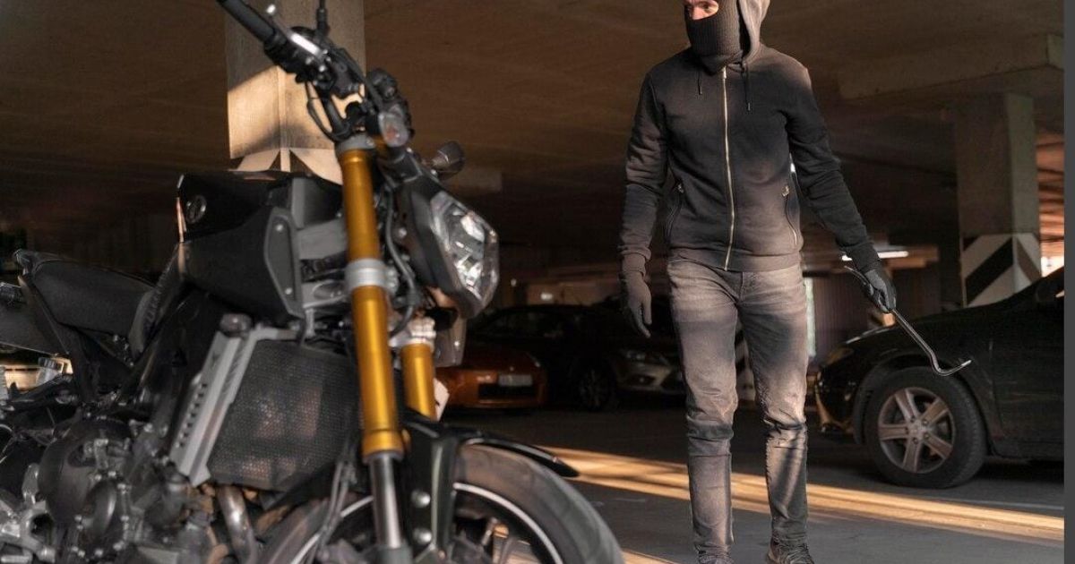 Curi Motor Saat Salat Maghrib, Aksi Dua Pelaku di Masjid Ciangsana Terekam CCTV