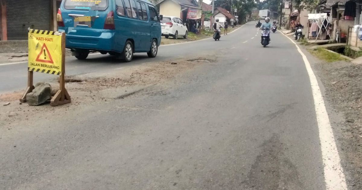 Jalan Berlubang Di Jalan Raya Nasional Jasinga-Lewiliang, Bogor Barat Rawan Kecelakaan