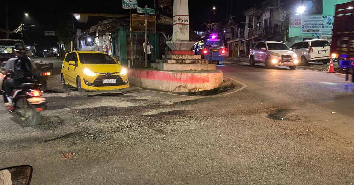 Hati-Hati, Jalan Rusak di Jalur Cagak Menuju Kecamatan Nanggung Bergelombang dan Berlubang