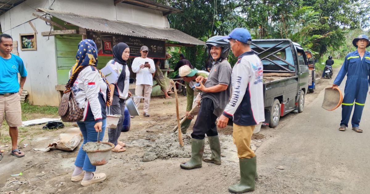 Warga Bogor Barat Galang Dana, Jalan Rusak Jadi Luka Kolektif