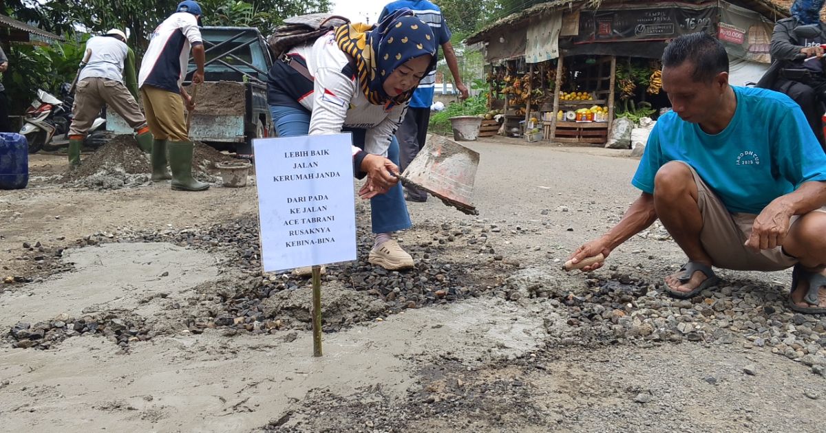 Warga Bogor Barat Kembali Patungan Tambal Jalan: Ini Alasannya!