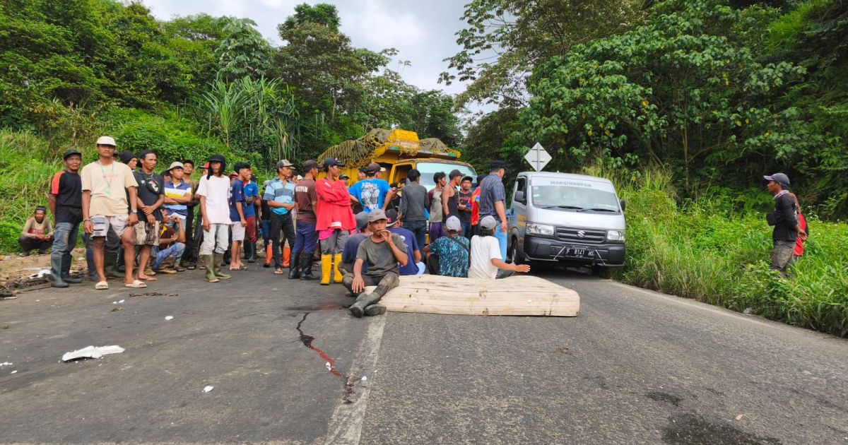 Janji Pemerintah Molor, Warga Galuga Turun ke Jalan, Pemulung Melawan