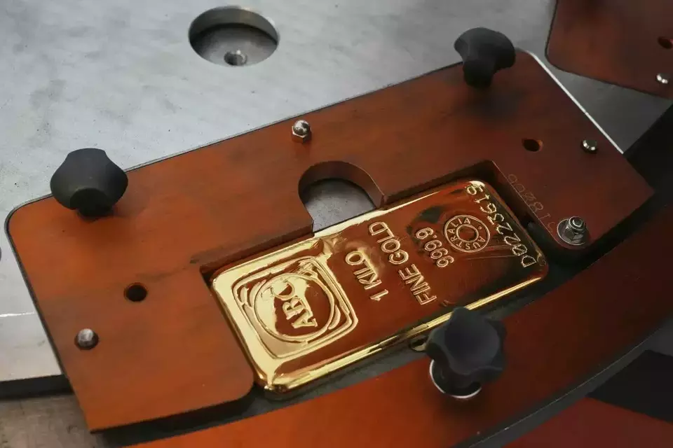 Emas Melonjak Tinggi, Investor Borong Aset Aman di Tengah Konflik Timur Tengah