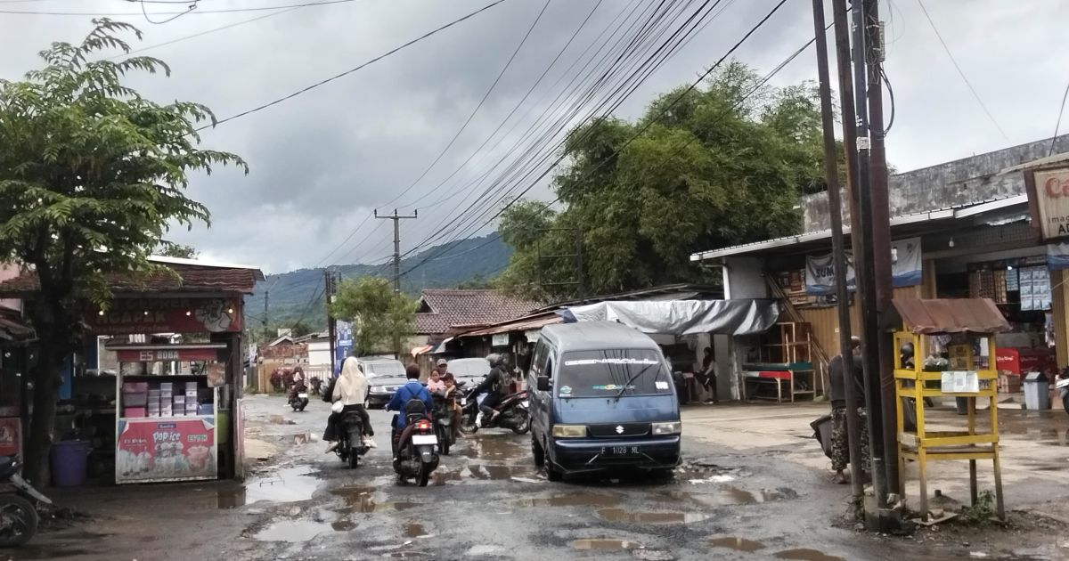 Jalan Berlubang di Kecamatan Lewisadeng, Dikeluhkan Warga Minta Perbaikan Segera