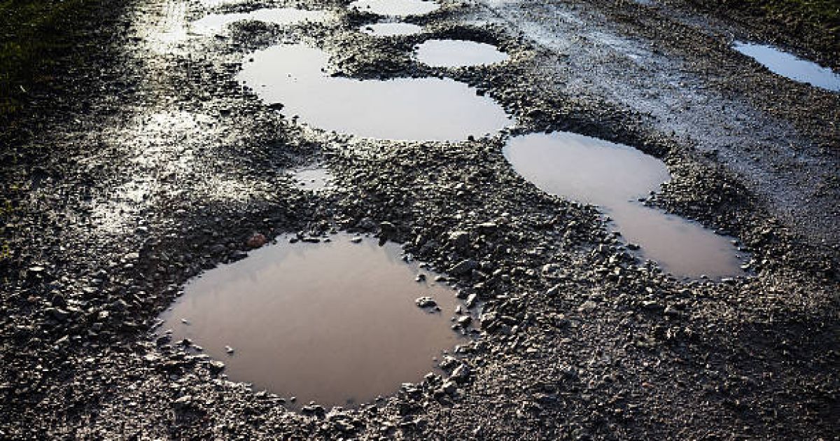 Jelang Lebaran, Jalan Setu Leuwiliang Rusak Parah dan Tergenang Saat Hujan