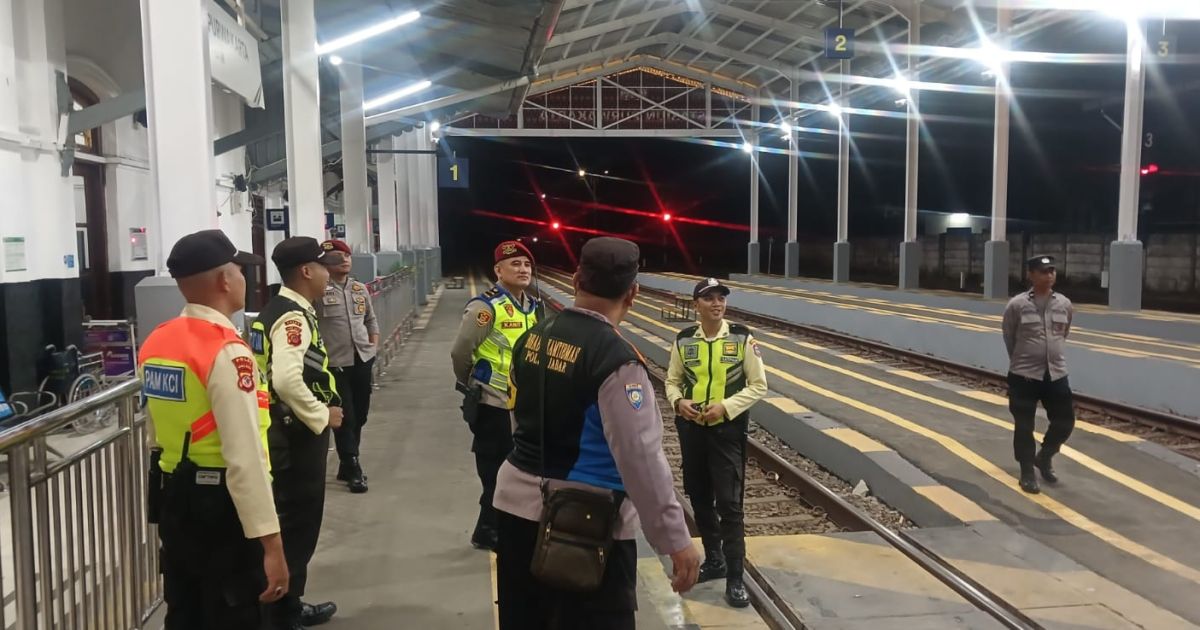 Polres Purwakarta Amankan Arus Mudik di Stasiun KAI dengan Pendekatan Humanis