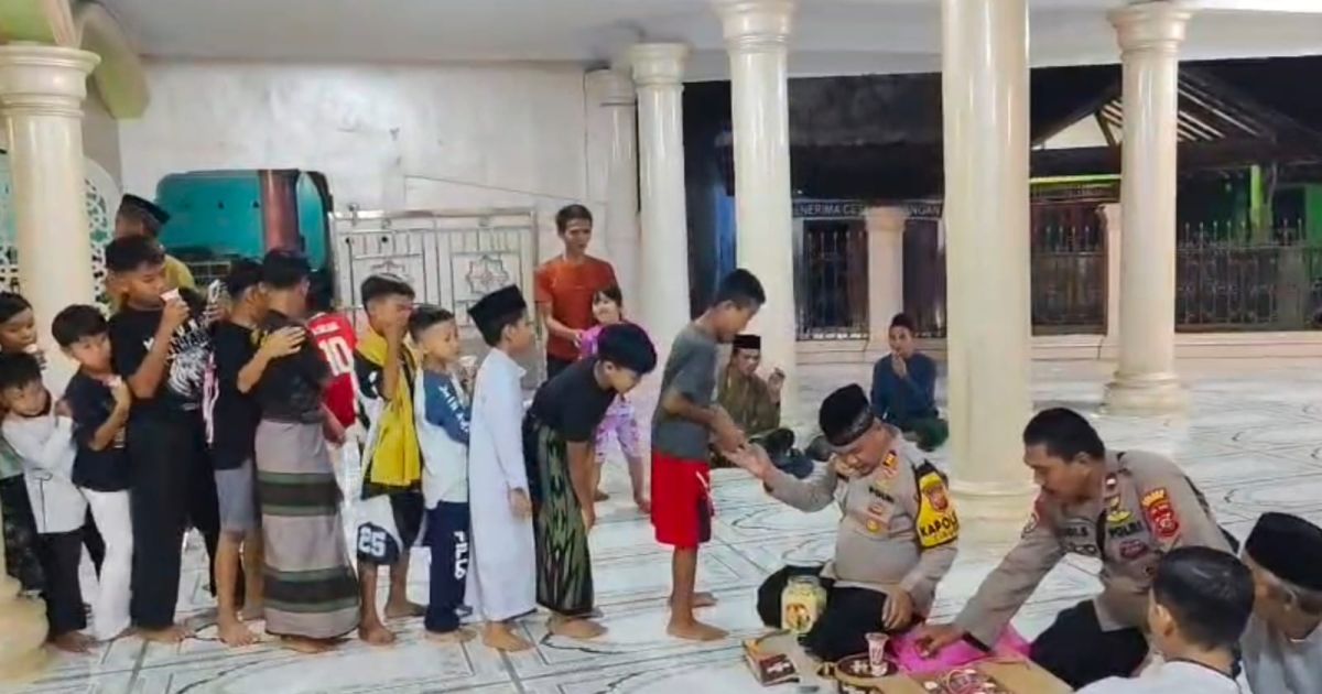 Kapolsek Cigudeg Himbau Warga Takbiran di Masjid Saja