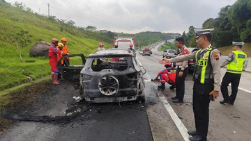 Ford EcoSport Mendadak Hangus Terbakar di Tol Semarang-Solo, Perjalanan Menuju Surabaya Terhenti Total