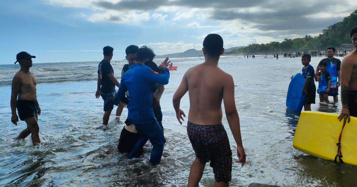 Ombak Pantai Karang Naya Hampir Renggut Nyawa Wisatawan, Polisi Berhasil Lakukan Penyelamatan