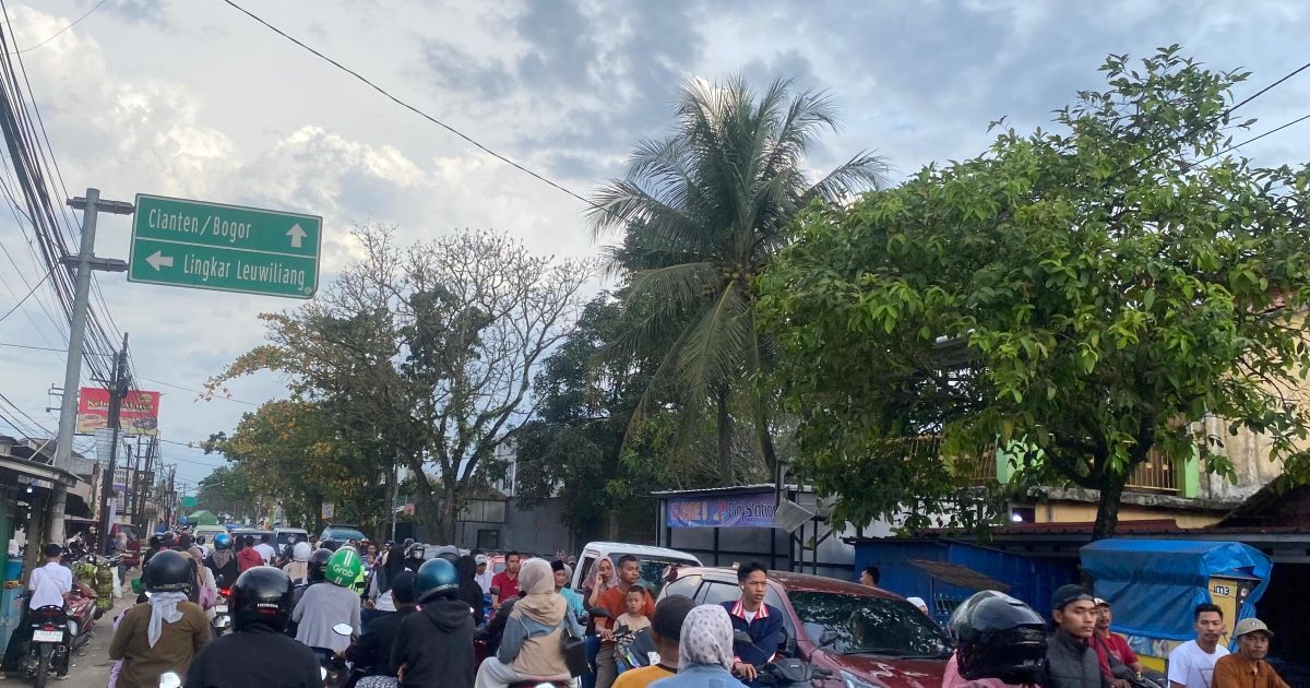 H+4 Lebaran Masih Padat Tanpa Petugas, Jalur Nasional Lewiliang-Bogor Jadi Neraka Macet