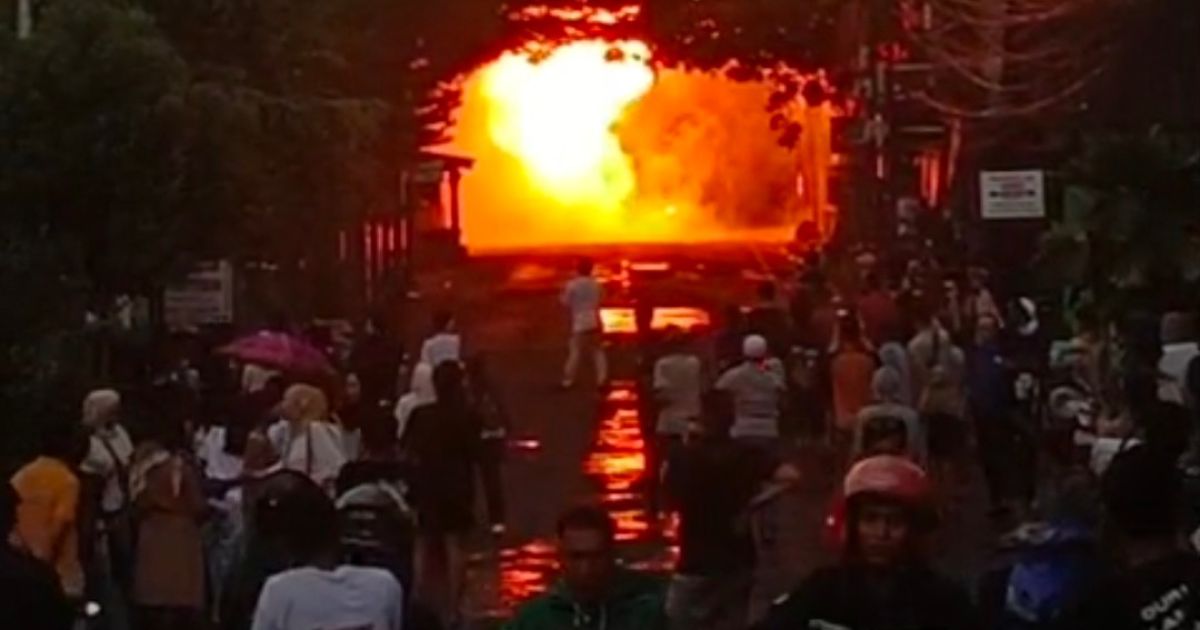 Mobil Pengangkut Gas Terbakar di Jalur Macet Arus Mudik+5 Citarik, Warga Panik dan Listrik Sekitar Padam