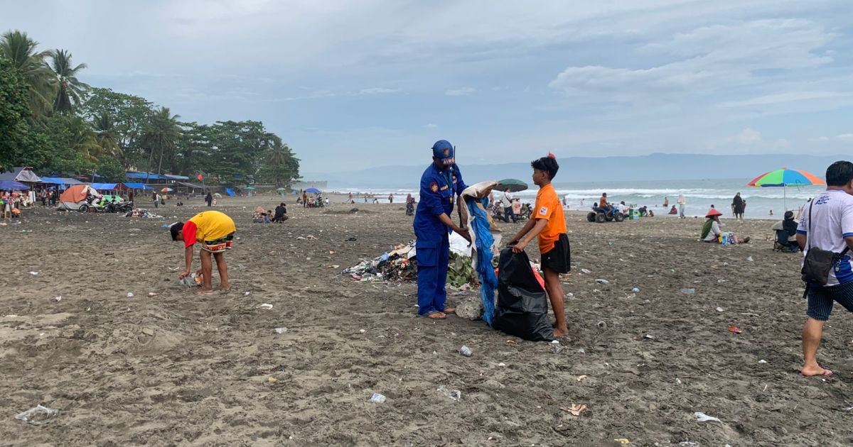 Pantai Karanghawu Kotor Usai Diserbu Wisatawan, Polisi Turun Tangan Bersihkan Sampah
