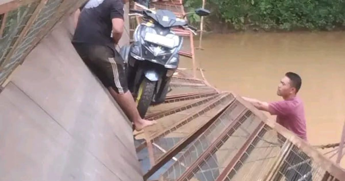 Jembatan Penghubung Dua Kampung di Tegalbuleud Runtuh, Lima Warga Tercebur ke Sungai