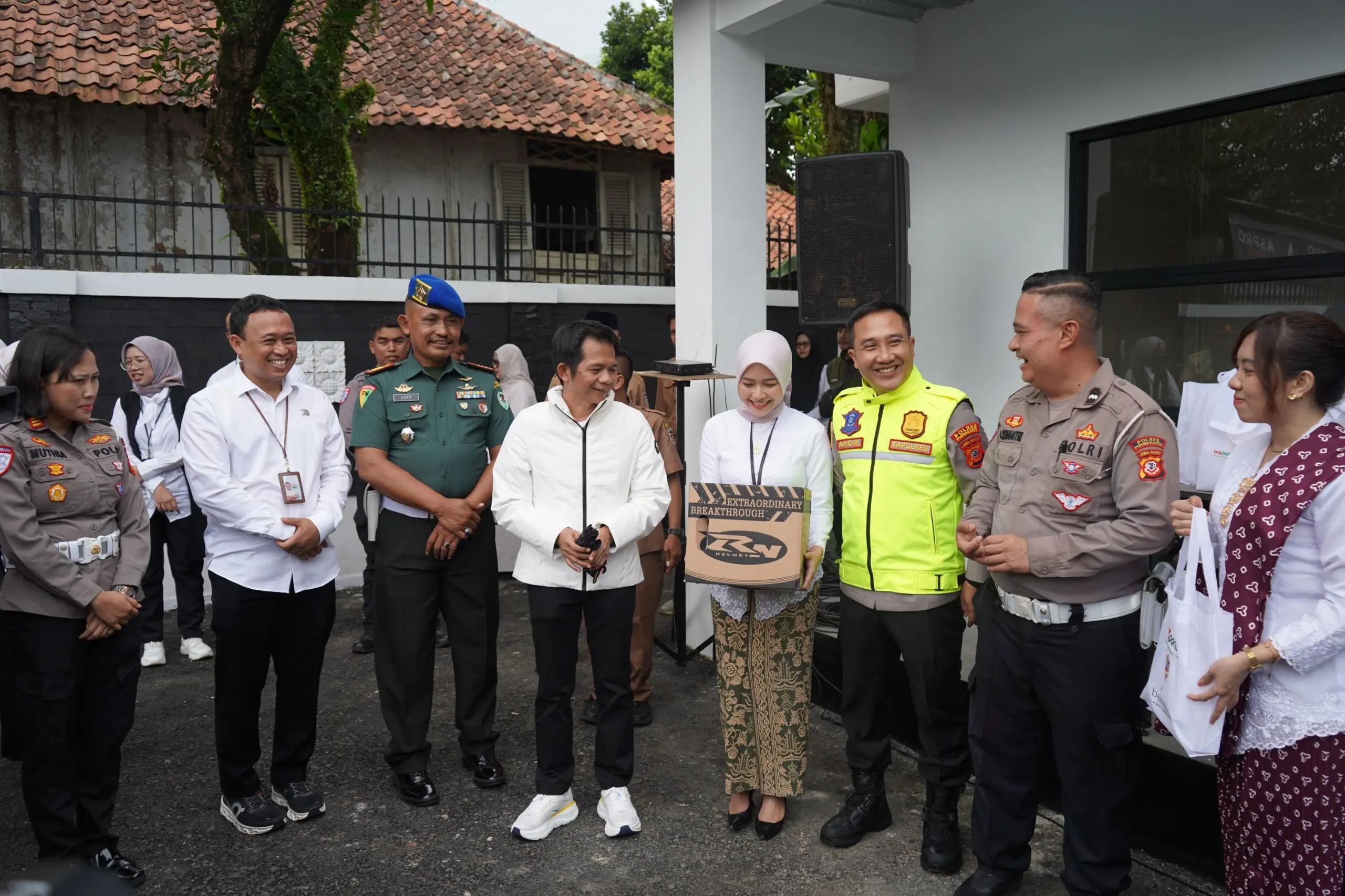 Kapolres Purwakarta bersama Bupati Purwakarta Hadiri Launching Samsat Drive Thru Purwakarta Istimewa