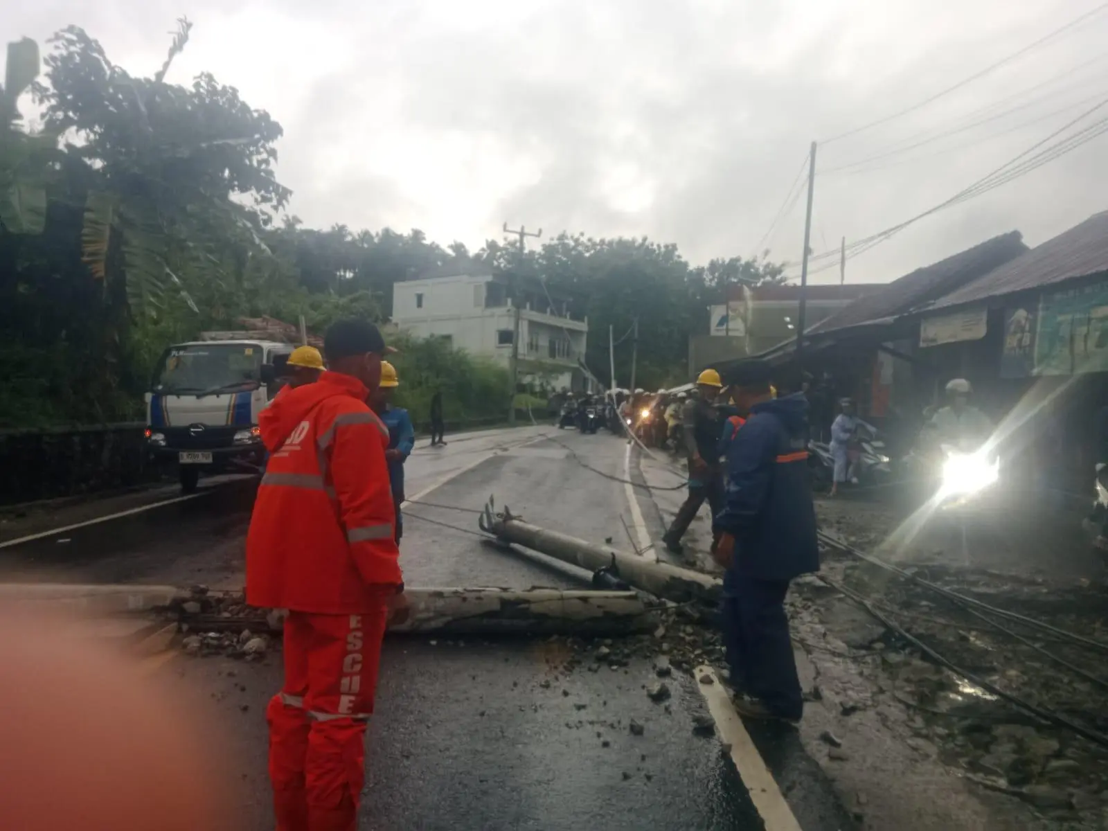 Simpenan Dilanda Cuaca Ekstrem, Petugas Bergerak Cepat Evakuasi Material