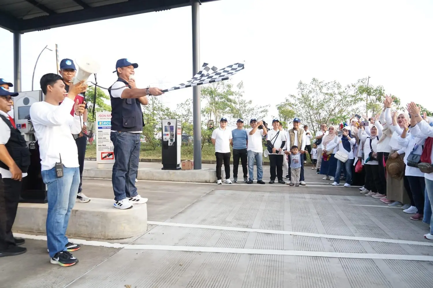 Wakil Bupati Bekasi Resmikan Gerak Jalan Santai Hari Guru Nasional 2025