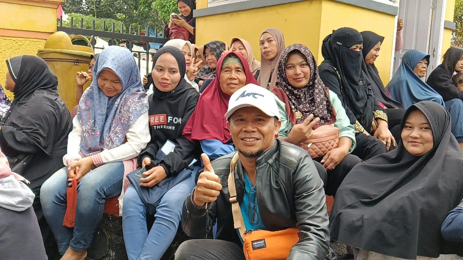 Kepala Desa Sukajadi Kawal Pembagian BLT Kesra di Jampangkulon