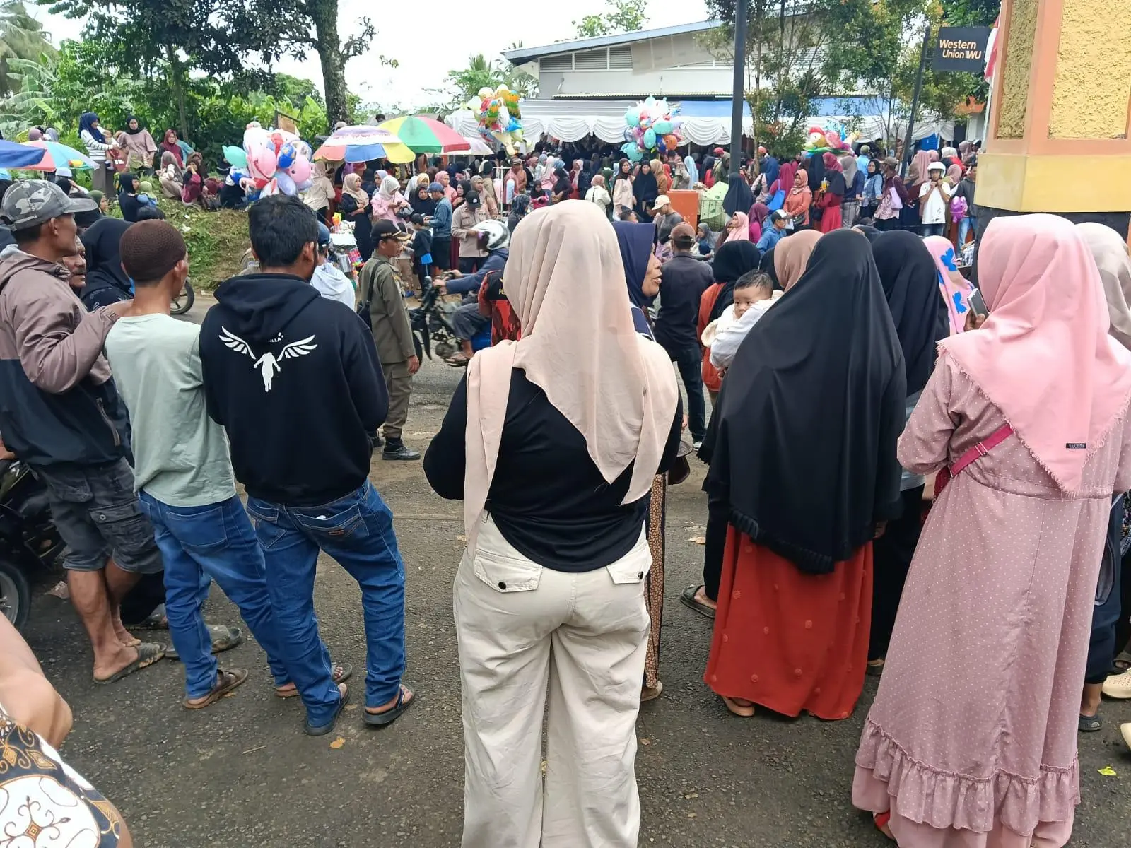 Ribuan Warga Kecamatan Cimanggu Terima BLT Kesra di Kantor Pos Jampangkulon