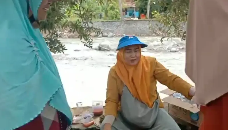 Ada Doa dan Air Mata Ibu-Ibu Cikahuripan, Di Balik Bronjong yang Terpasang