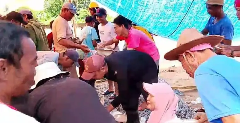 Dikerumuni Warga, Bu Kades Cikahuripan Antar Nasi di Tengah Semangat Kerja Bakti