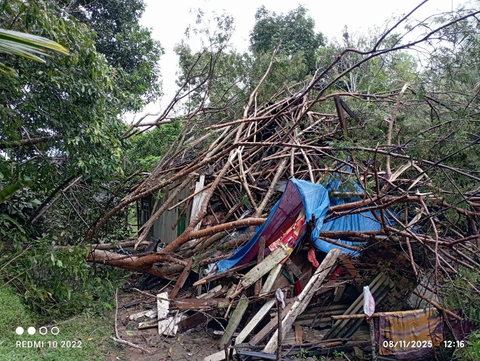 Diterjang Angin Kencang, Rumah Warga di Jampangkulon ambruk