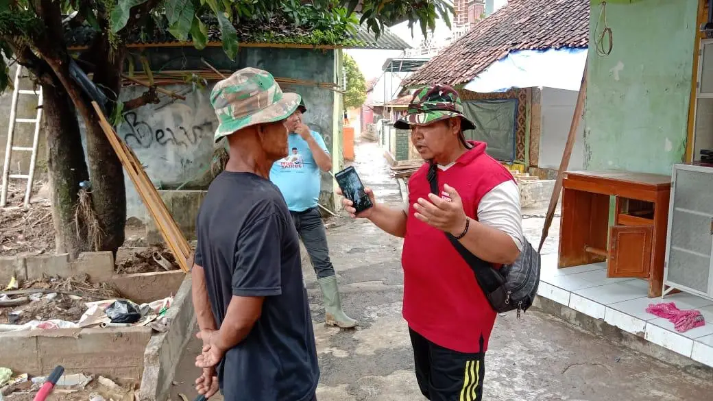 Kepala Desa Cikahuripan Tunjukkan Kepemimpinan Tanggap: Gotong Royong, Bronjong, dan Pelukan untuk Warga