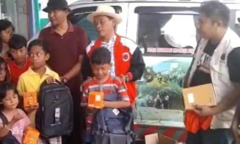 H. Junanjah Jajah Nurdiansyah Ajak Anak-Anak Terdampak Banjir di Cisolok Kembali Tersenyum