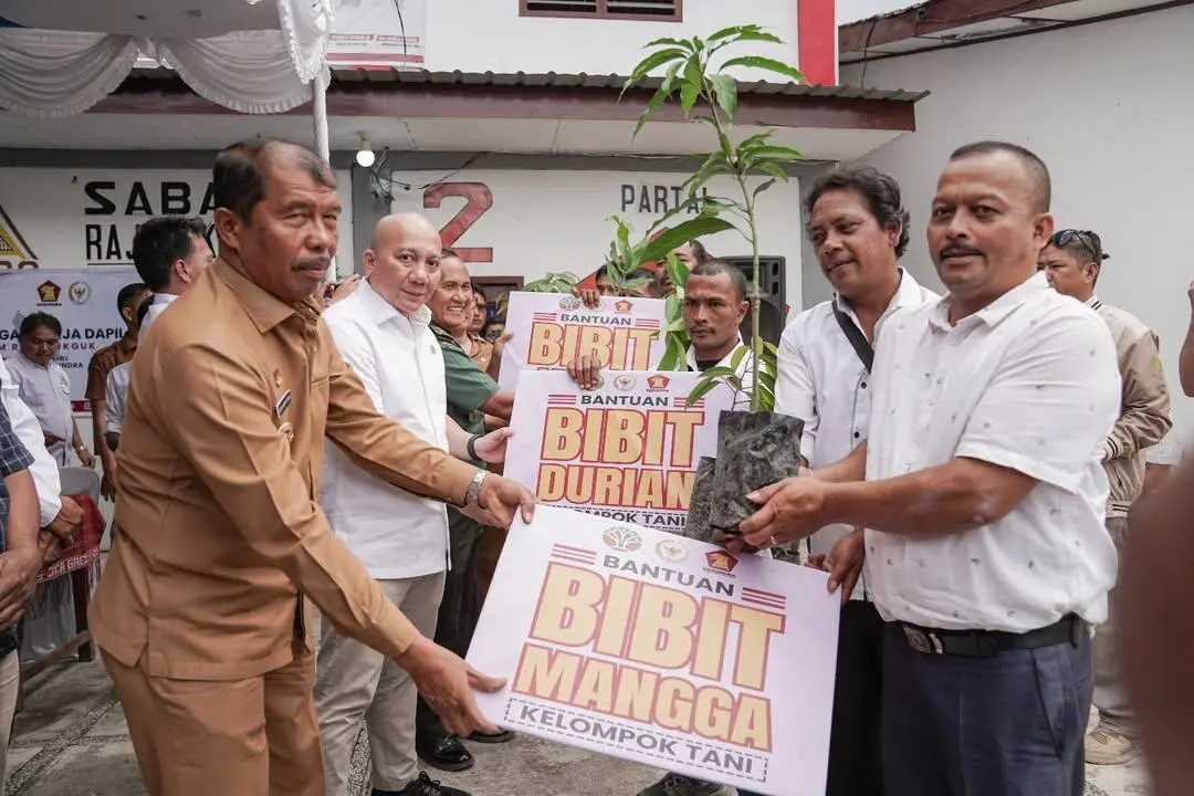 Legislator Gerindra Salurkan Bibit Unggul dan Sembako ke Warga Toba