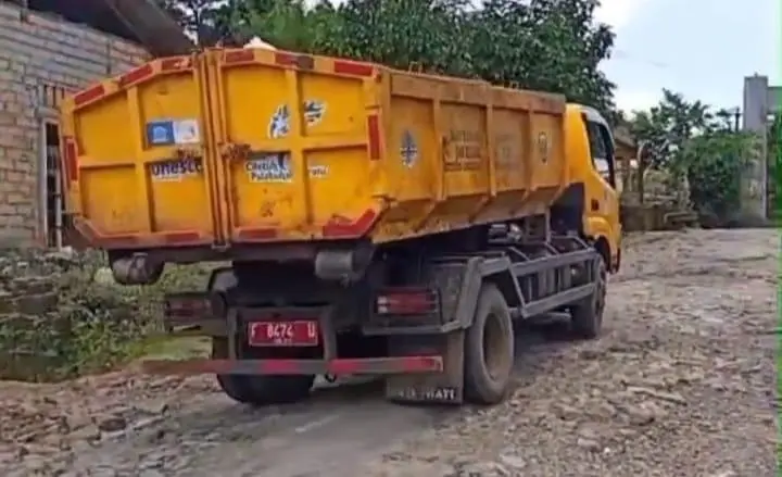 Warga Surade Menjerit: Jalan Kami Hancur, Dinas PU ke Mana?