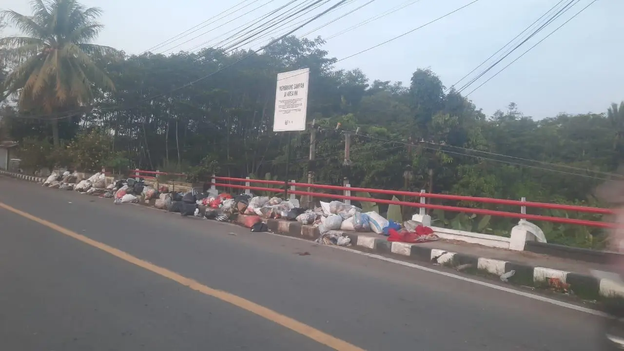 Sampah di Sekitar Jembatan Mariuk Dikeluhkan Warga: Saat Hujan, Air Busuk Nyembur ke Jalan