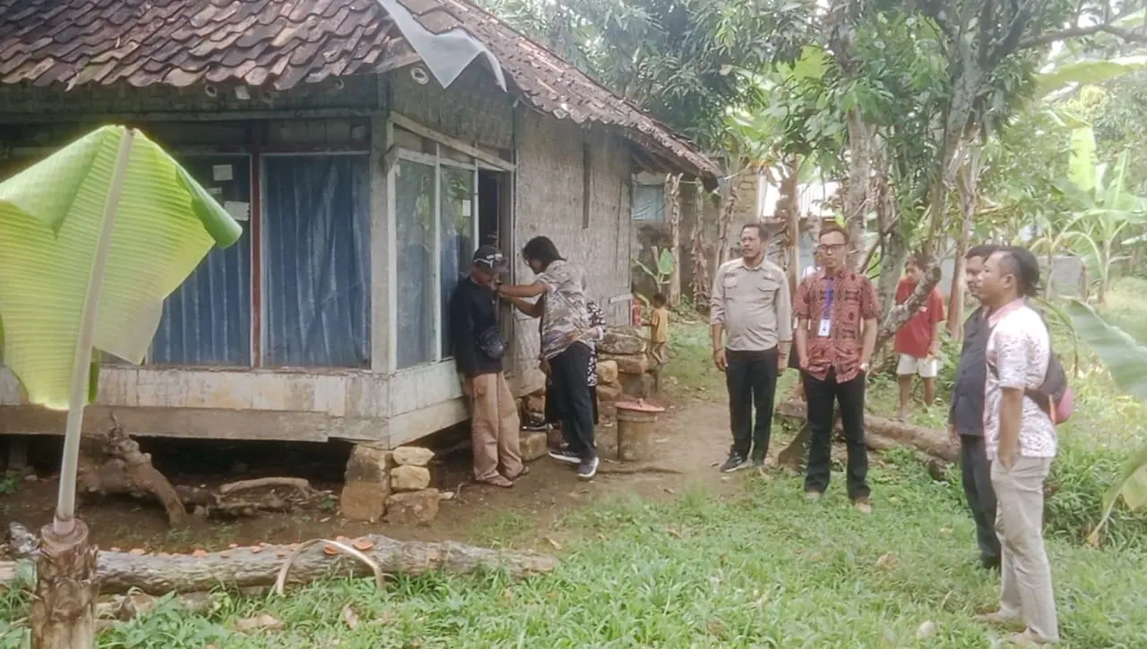 Gubuk Hampir Roboh, Nenek 97 Tahun Hidup Sendiri: Jeritan Sunyi dari Jampangkulon