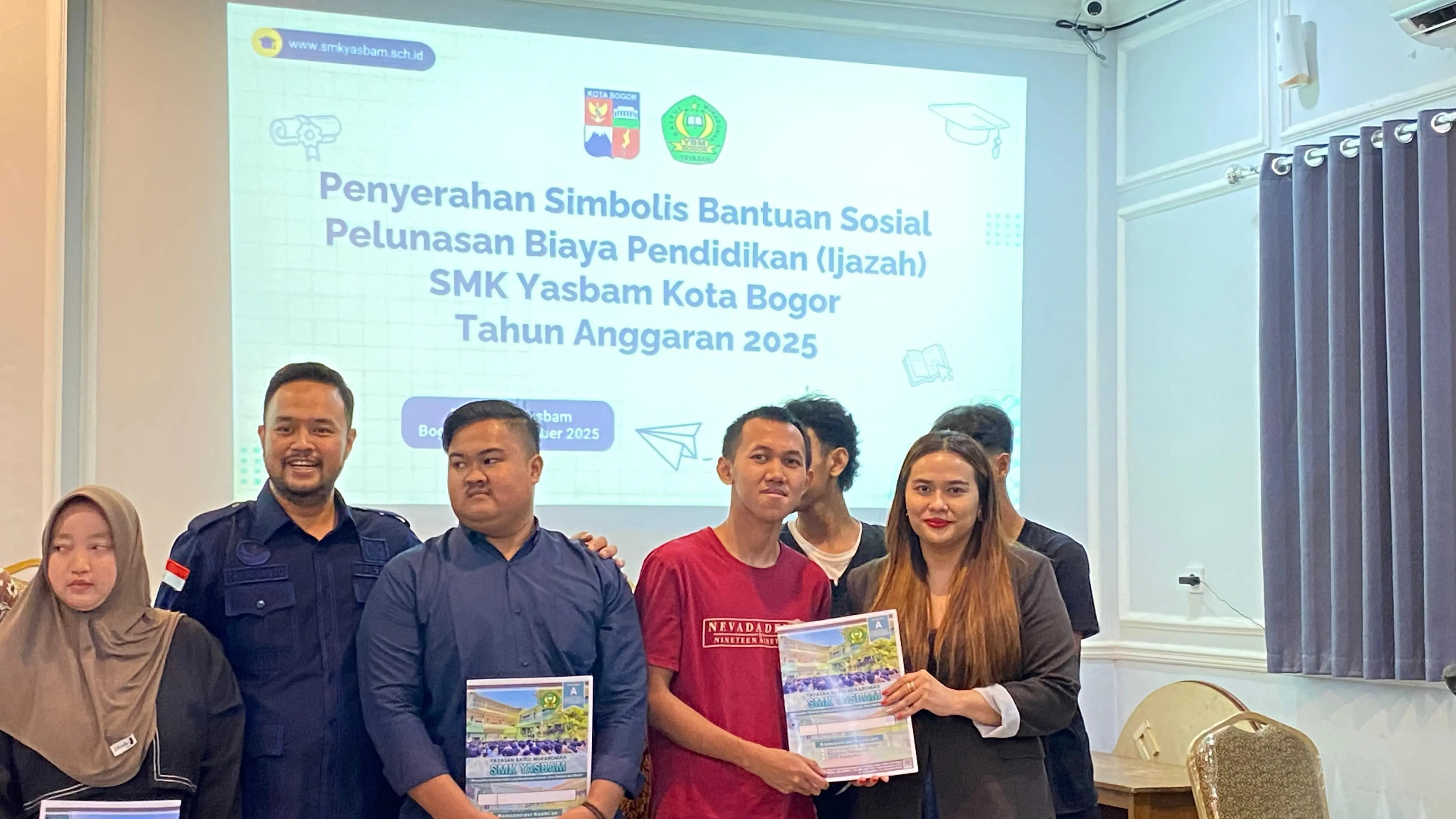 DPRD Kota Bogor Salurkan Bantuan Program Tebus Ijazah Bagi Warga Tidak Mampu