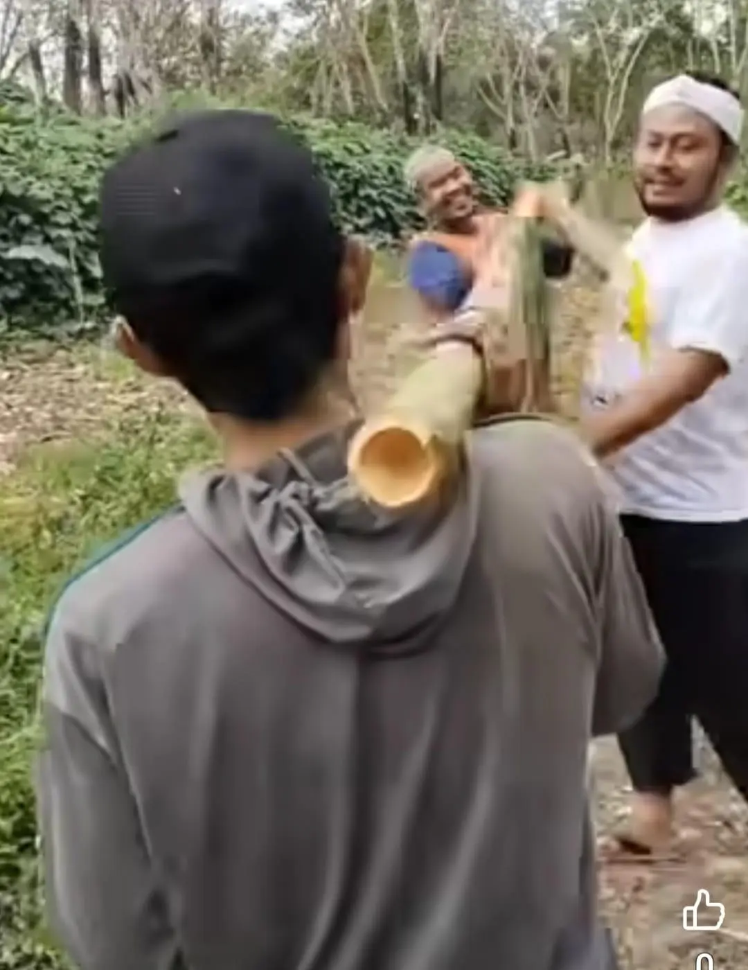 Akses Jalan Rusak, Warga Sumberjaya Sukabumi Gotong Royong Pikulkan Pasien Sejauh 7 Km